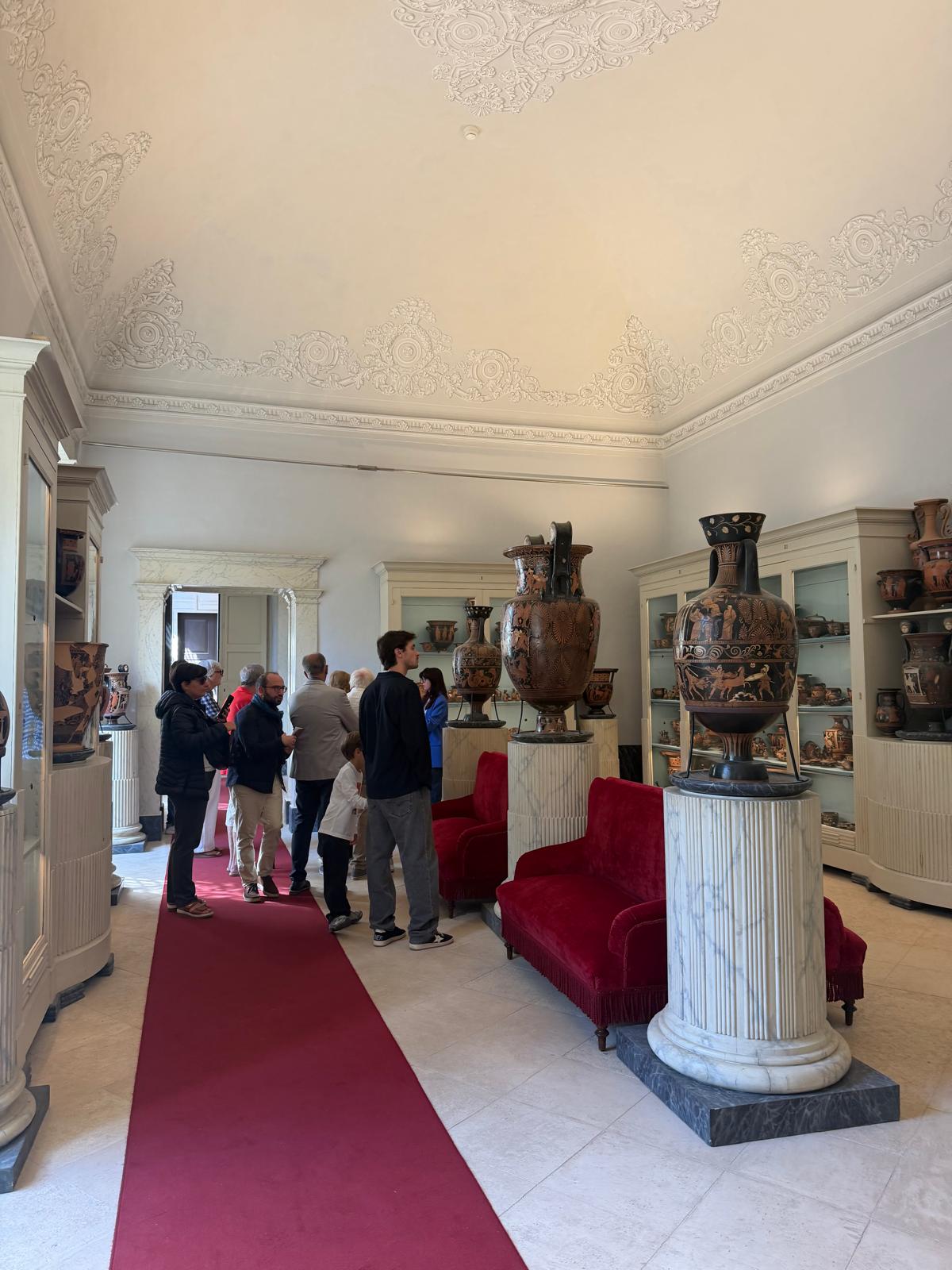 Visitatori tra i grandi vasi archeologici esposti nel Museo Nazionale Jatta