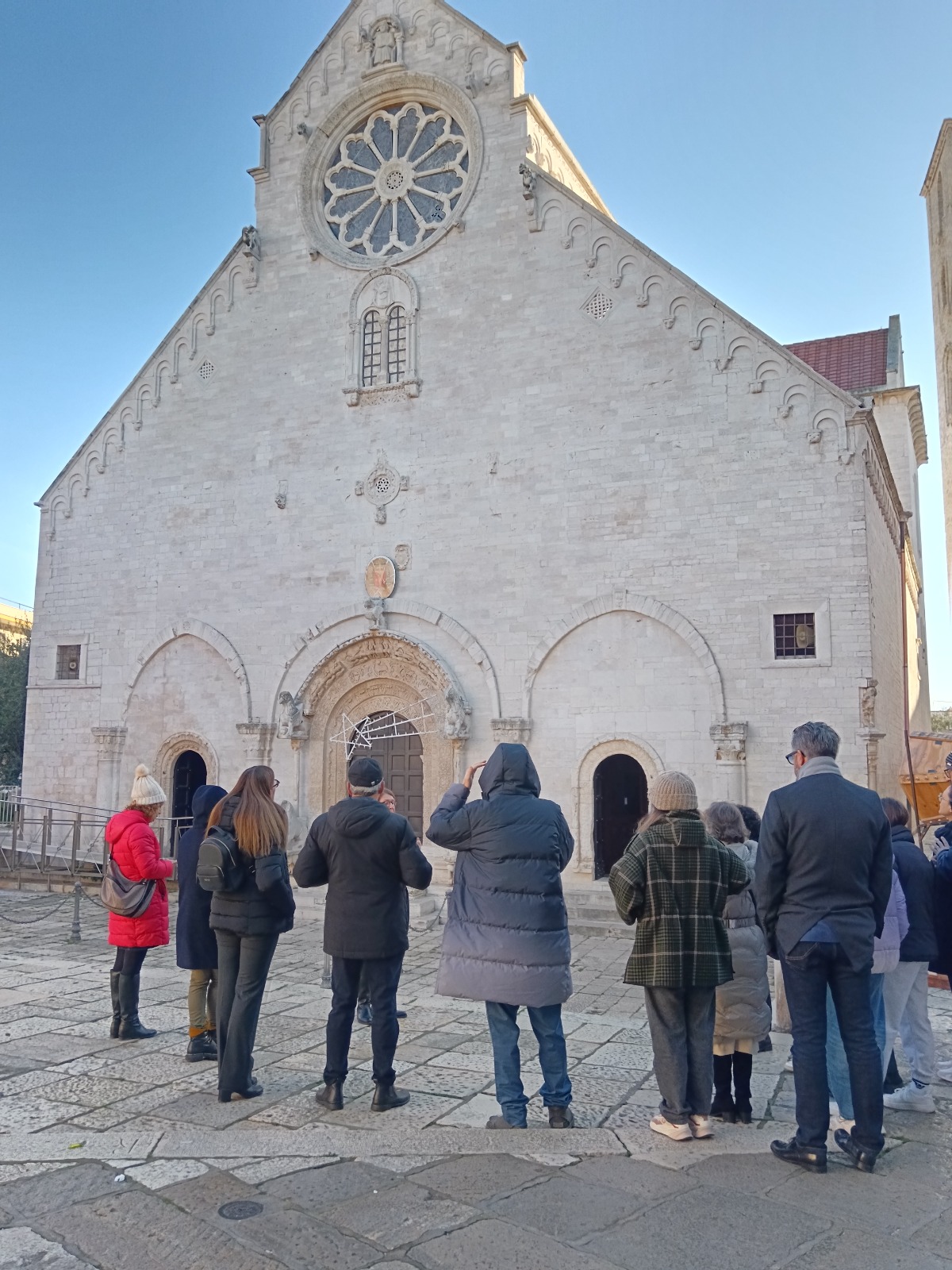 Gruppo di visitatori davanti alla facciata della Concattedrale di Ruvo di Puglia